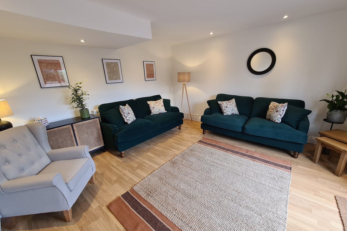 comfort cottage | living room | flat-screen tv