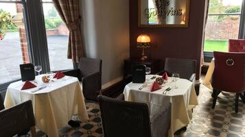 Lunsj og middag serveres