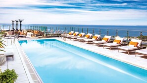 Utomhuspool, uppvärmd pool och solstolar