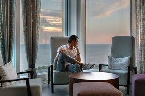 2 bars/lounges, rooftop bar