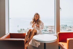 In-room dining - Hotel X Toronto, a Destination by Hyatt Hotel (Toronto)