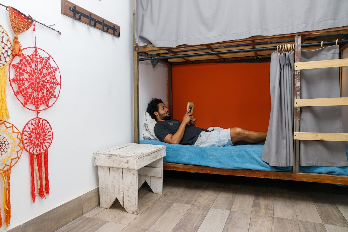 Habitación cuádruple clásica, baño compartido | Ropa de cama de alta calidad y wifi gratis