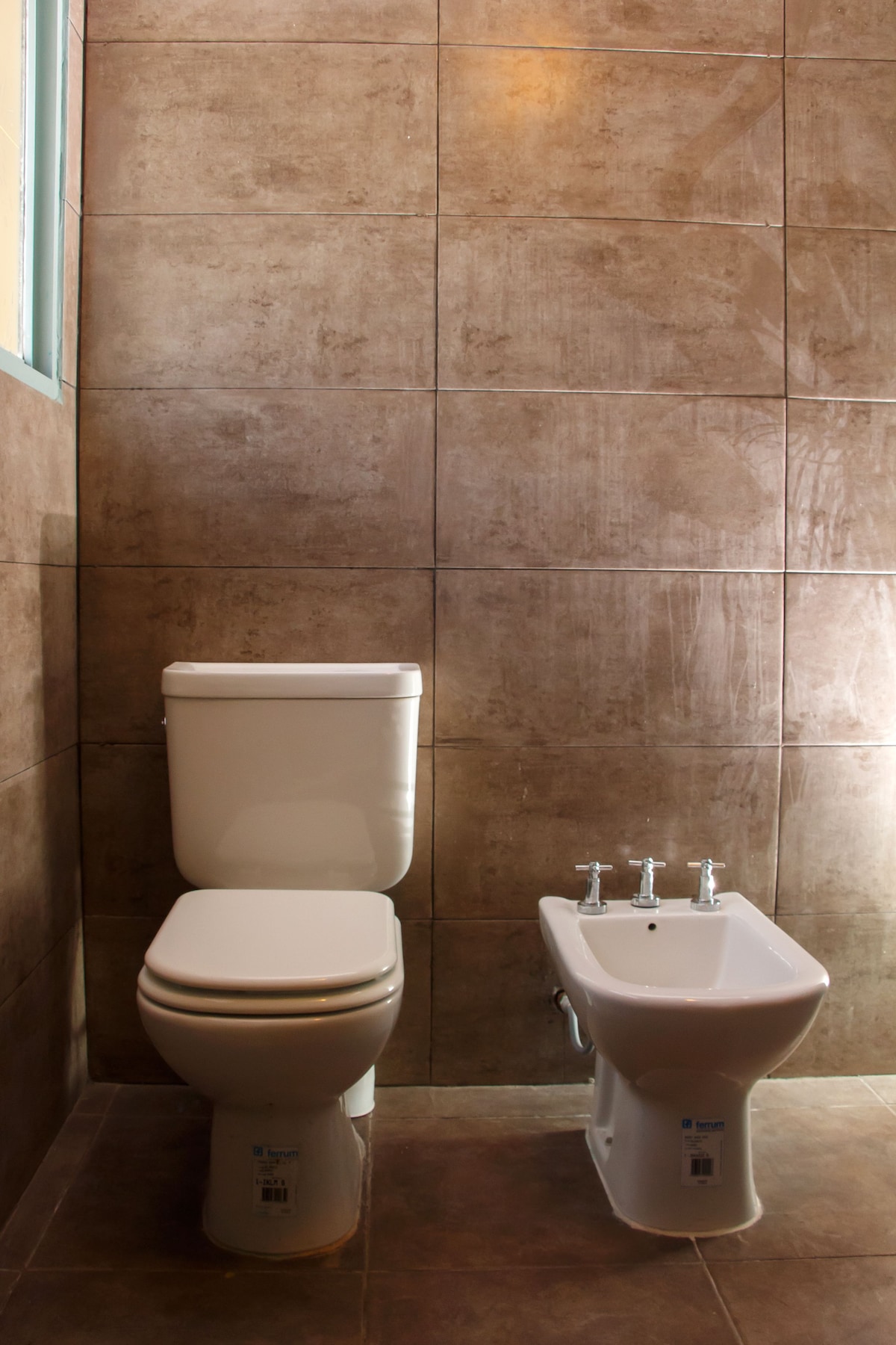 Dormitorio compartido estándar, dormitorio mixto, baño compartido | Baño | Ducha, artículos de higiene personal gratuitos y toallas