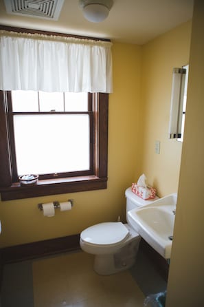 House, 3 Bedrooms (House 2) | Bathroom