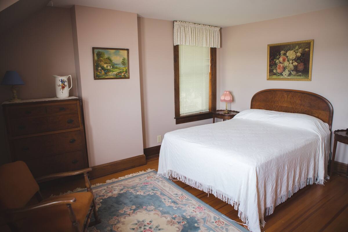 House, 3 Bedrooms (House 2) | 1 bedroom, iron/ironing board