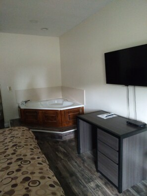 Superior Room, 1 King Bed, Non Smoking, Jetted Tub - Rocky Creek Inn (Lucedale)