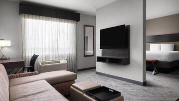 Sviitti, 1 suuri parisänky, tupakointi kielletty, keittiö (Living Room;with Sofabed,FullKit) | Ylelliset vuodevaatteet, tallelokero huoneessa, työpöytä