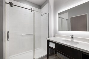 Kostenlose Toilettenartikel, Haartrockner, Handtücher