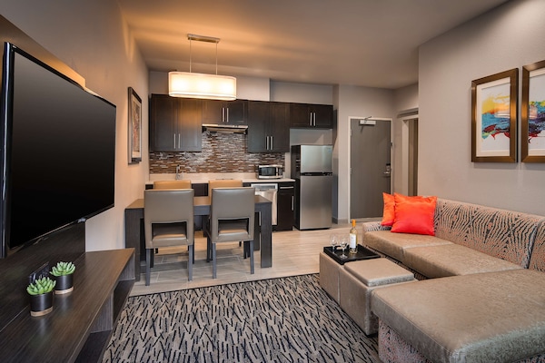 Hochwertige Bettwaren, Zimmersafe, Schreibtisch, Bügeleisen/Bügelbrett