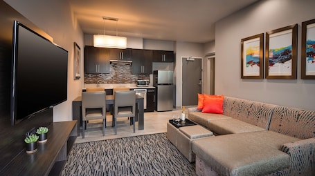 Ropa de cama de alta calidad y caja de seguridad en la habitación