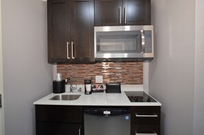 Fridge, microwave, coffee/tea maker, cookware/dishes/utensils - Best Western Plus Executive Residency Baytown (Baytown)