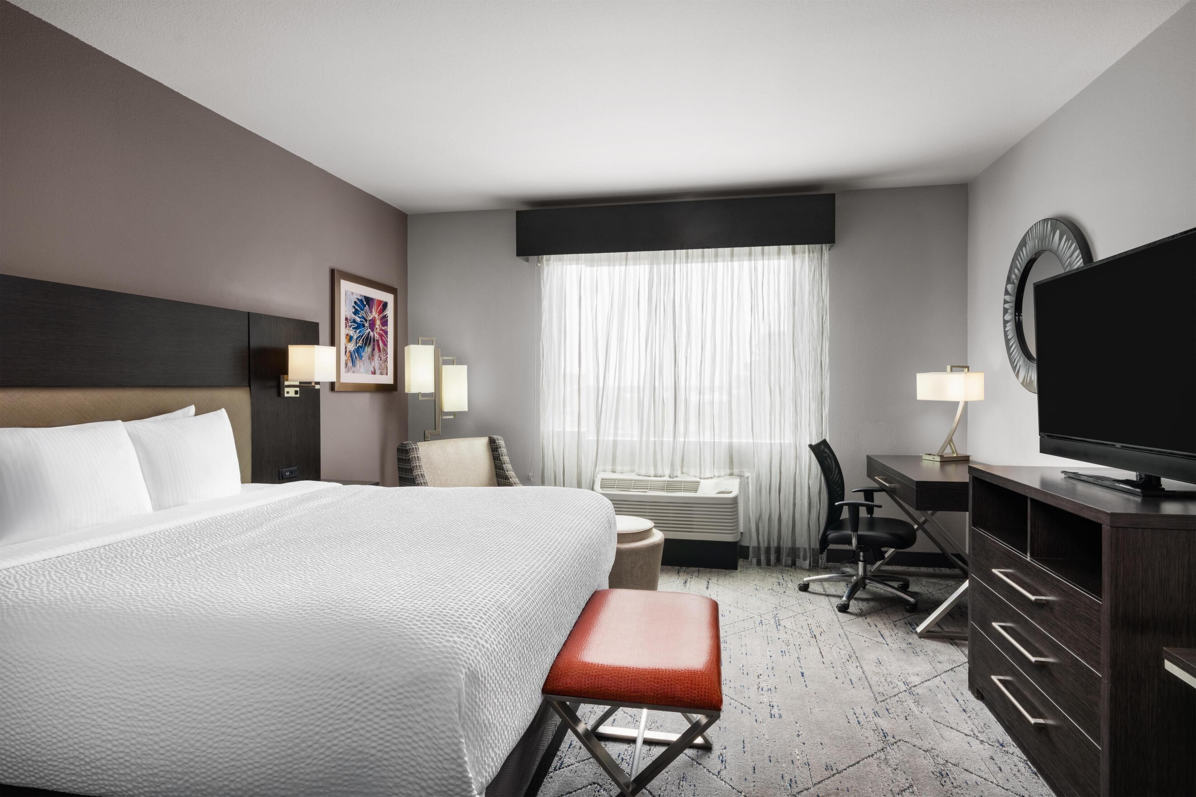 Standard Room, 1 King Bed, Accessible, Kitchen | Premium bedding, in-room safe, desk, iron/ironing board