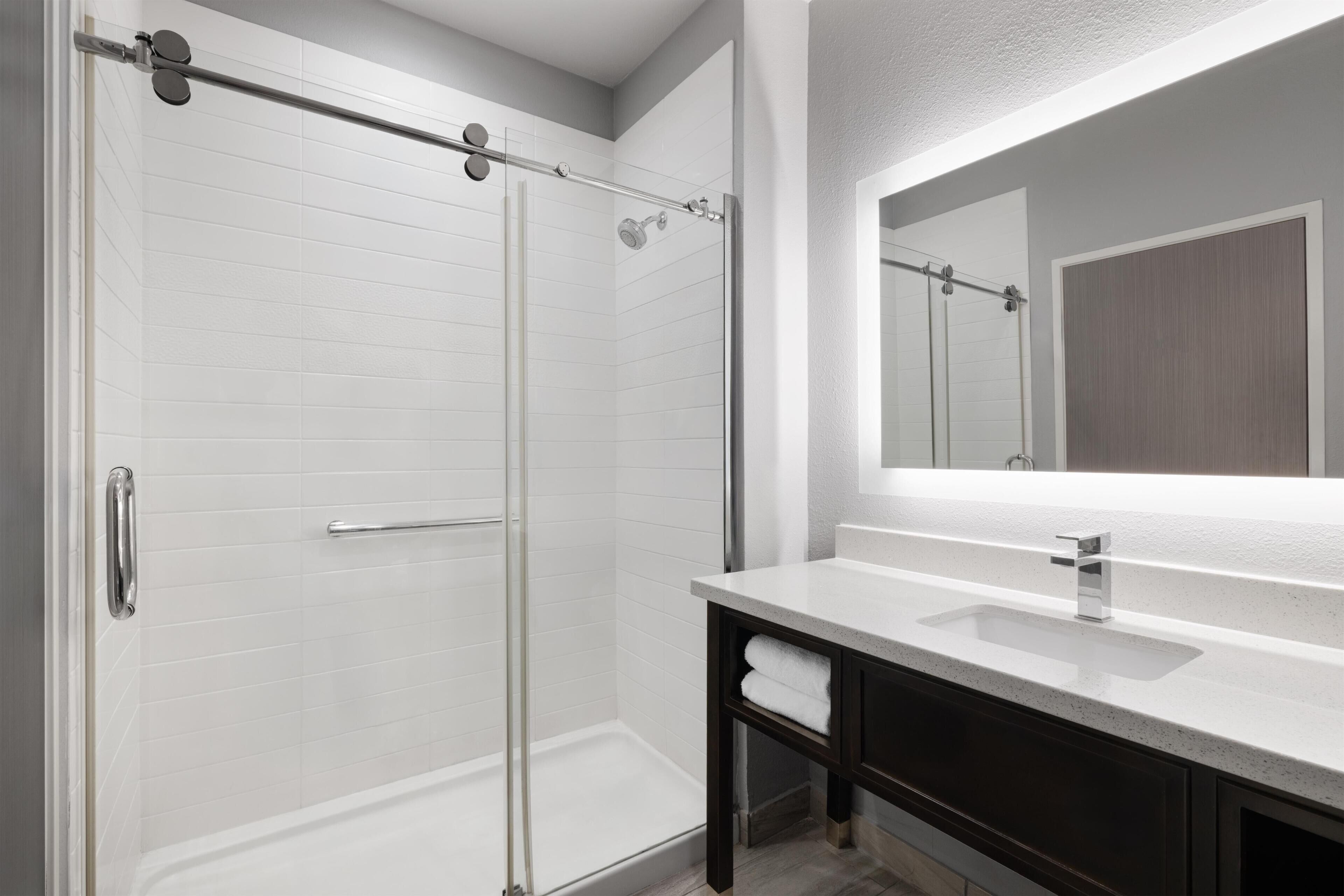 Articles de toilette gratuits, sèche-cheveux, serviettes fournies