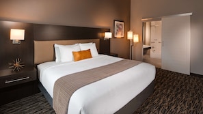 Ropa de cama de alta calidad y caja de seguridad en la habitación