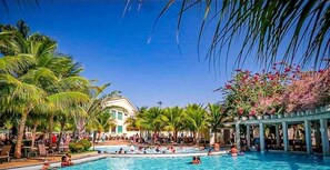 Una piscina techada, 15 piscinas al aire libre, sombrillas