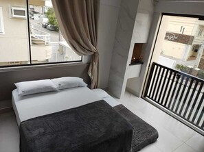 Desk, laptop workspace, blackout curtains, free cots/infant beds - Residencial Batista (Bombinhas)