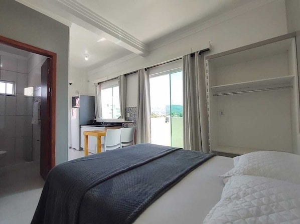 APARTAMENTO ESTUDIO #7 | Työpöytä, kannettavalle tietokoneelle sopiva työtila, pimennysverhot