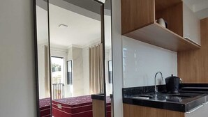 Une cuisine moderne avec des meubles en bois et un plan de travail noir.