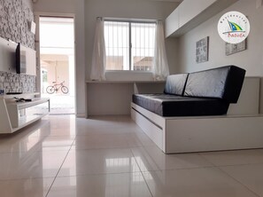 APARTAMENTO #1 Luxo Terreo | Área de sala de estar | Televisión 