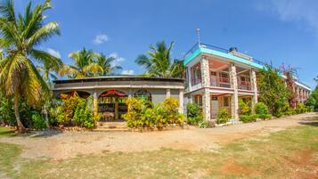 Vista frontal de la propiedad