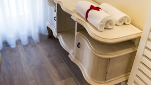 Une coiffeuse en bois, avec une serviette et un ruban rouge.