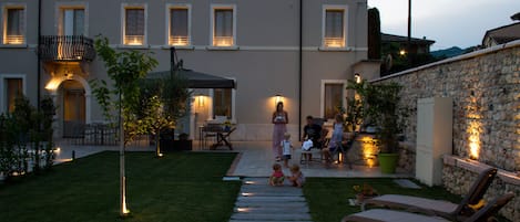 Facciata della struttura - sera/notte