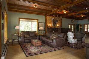 Interior - The Long View Lodge (Long Lake)