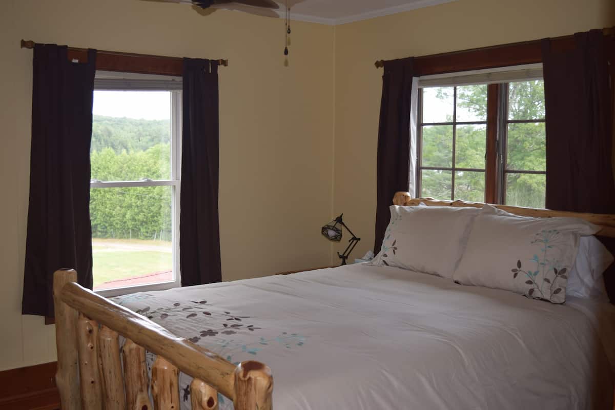 standard room, 1 queen bed | premium bedding, free wifi, bed sheets