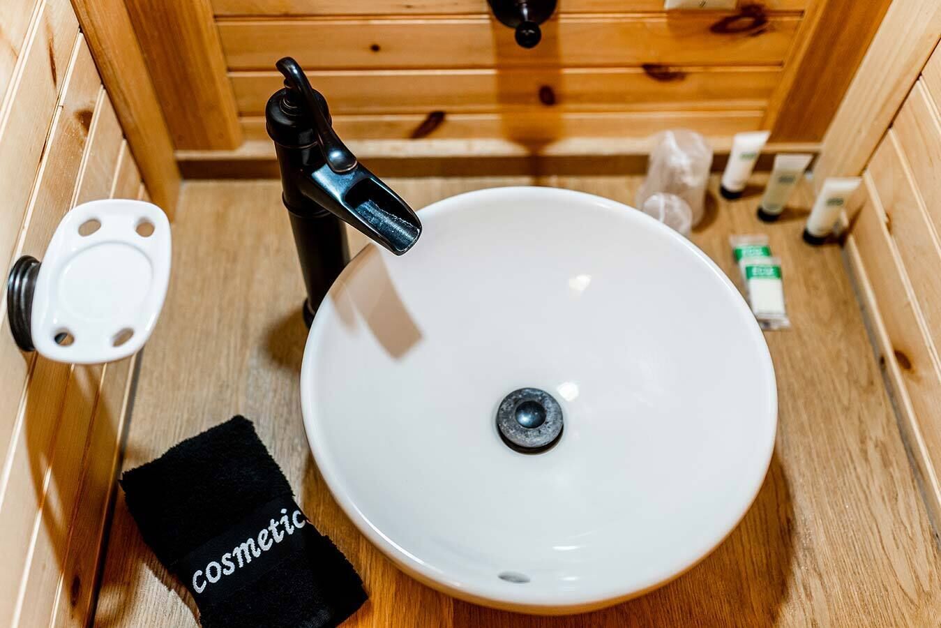 standard double room, 1 king bed | bathroom | free toiletries, hair dryer, towels