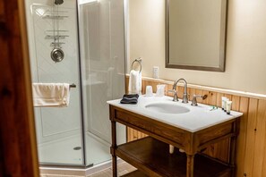 Standard Room, 1 Queen Bed | Bathroom | Free toiletries, hair dryer, towels - The Long View Lodge (Long Lake)