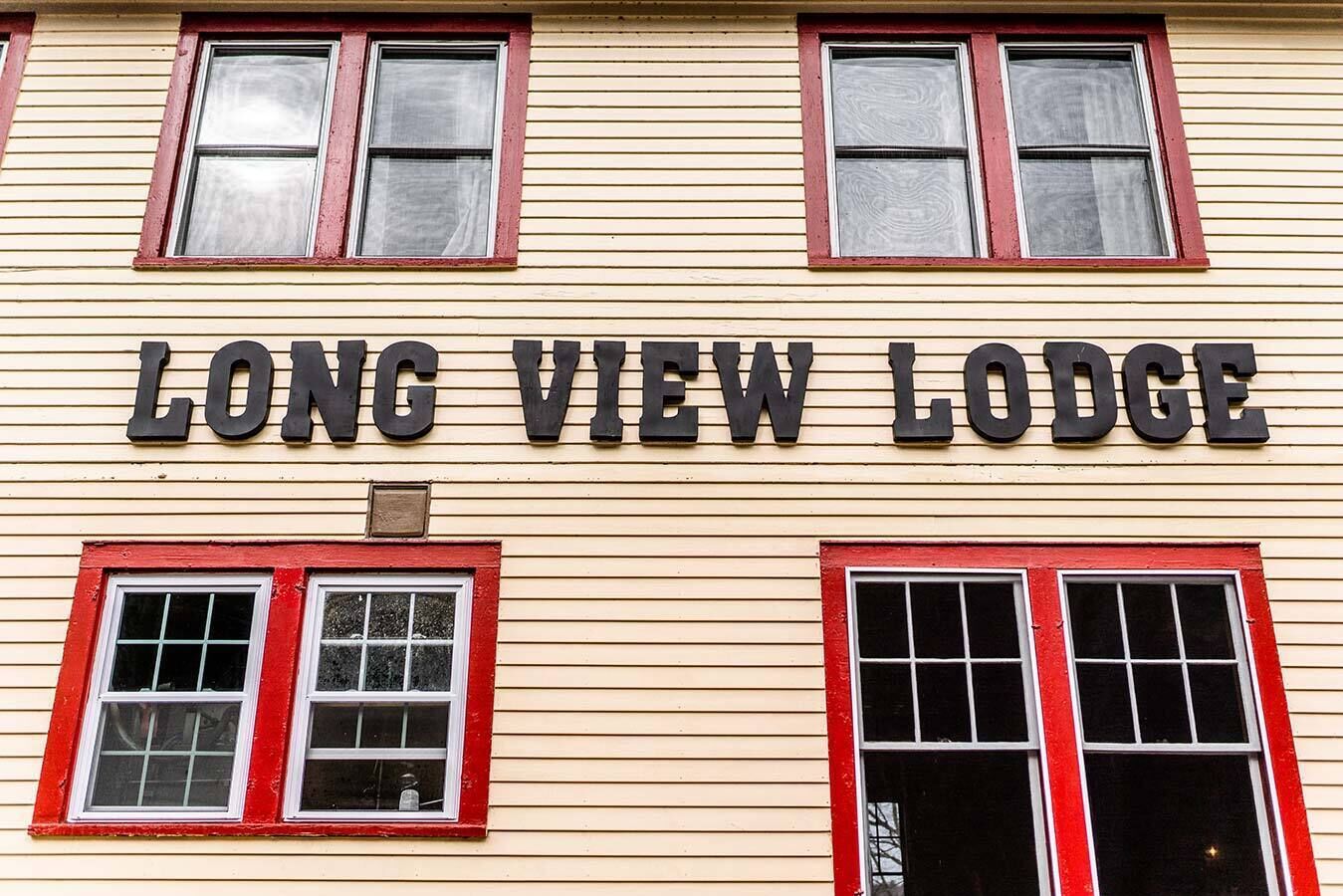 Ein Gebäude mit der Aufschrift "LONG VIEW LODGE" über den Fenstern.