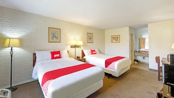 Een bureau, een strijkplank/strijkijzer, gratis wifi, beddengoed