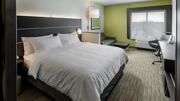 Escritorio, espacio para trabajar con laptop y cortinas blackout