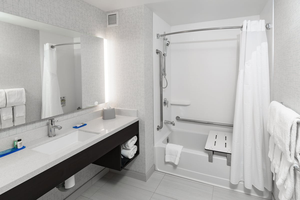 combined shower/bathtub, free toiletries, hair dryer, towels