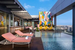 Piscine extérieure, chaises longues