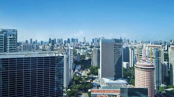 Un paisaje urbano con edificios altos, incluyendo una torre rosada distintiva y un edificio moderno de cristal.