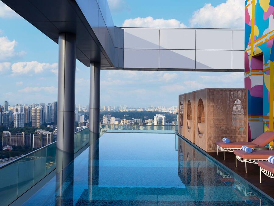 Utendørsbasseng og solsenger