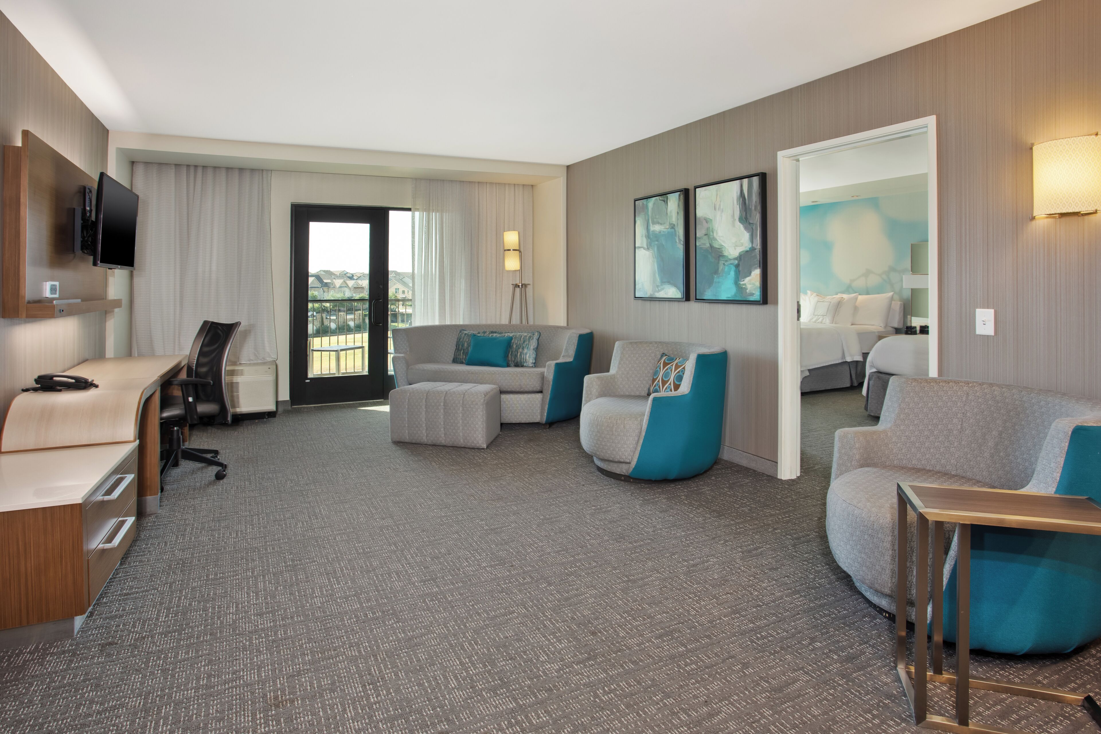 غرفة - سريران كبيران - بشرفة | خزنة داخل الغرفة ومكتب ومكواة/لوح كي وأسرّة أطفال/رضّع (مجانًا)