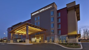 A modern hotel with a covered entrance, multiple floors, and a prominent signage. - SpringHill Suites by Marriott Chattanooga North/Ooltewah (Ooltewah)