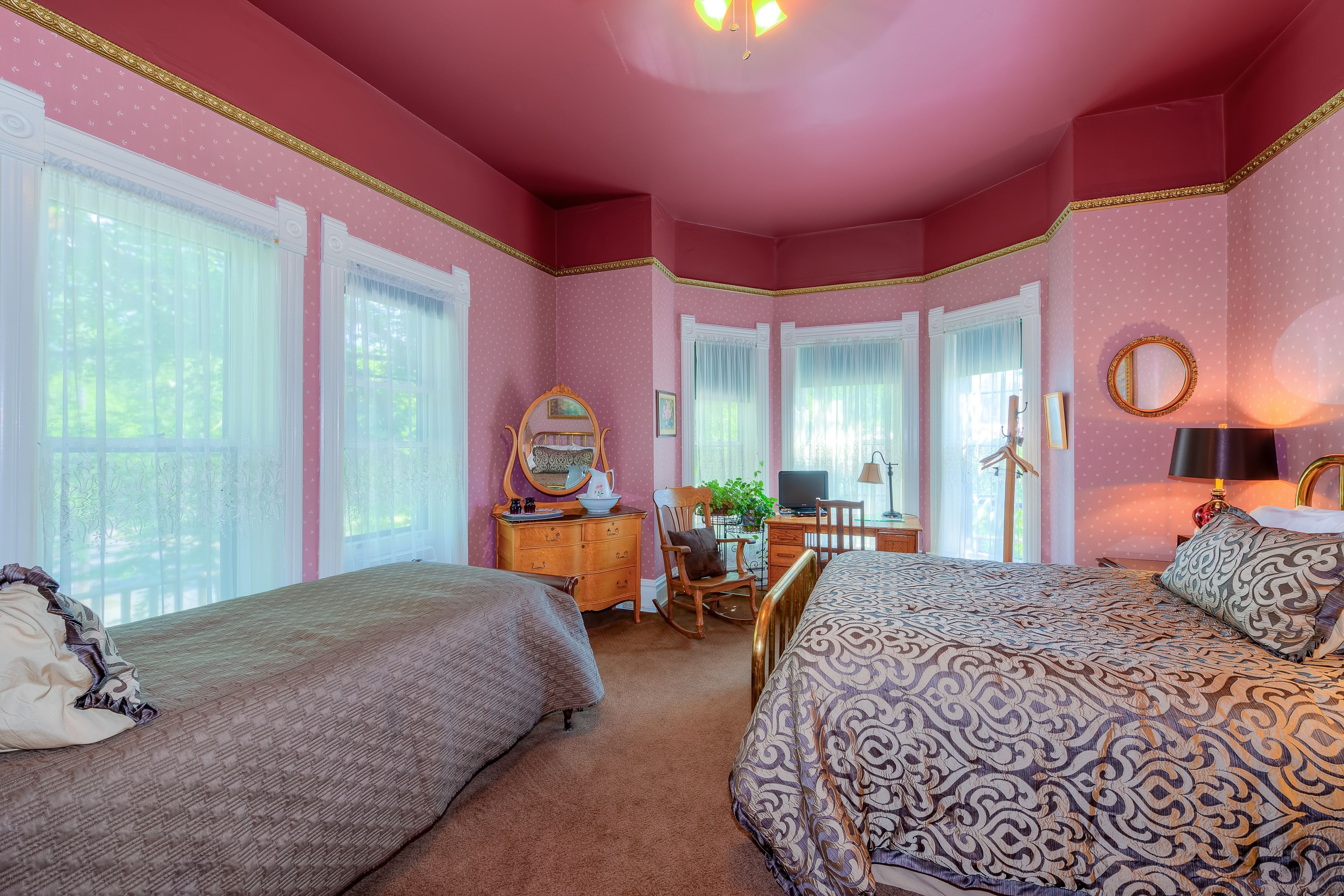 Althea's | Premium bedding, desk, iron/ironing board, free WiFi