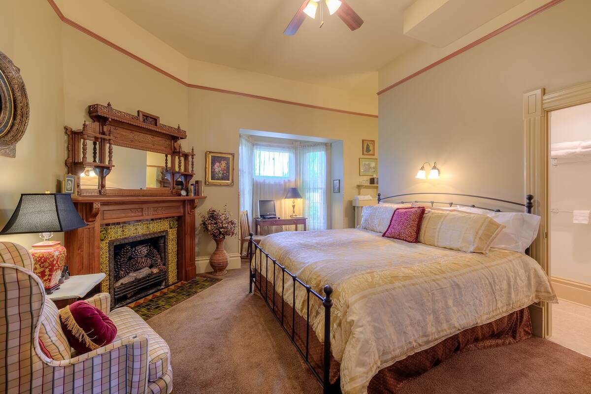 Uncle Bob's | Premium bedding, desk, iron/ironing board, free WiFi