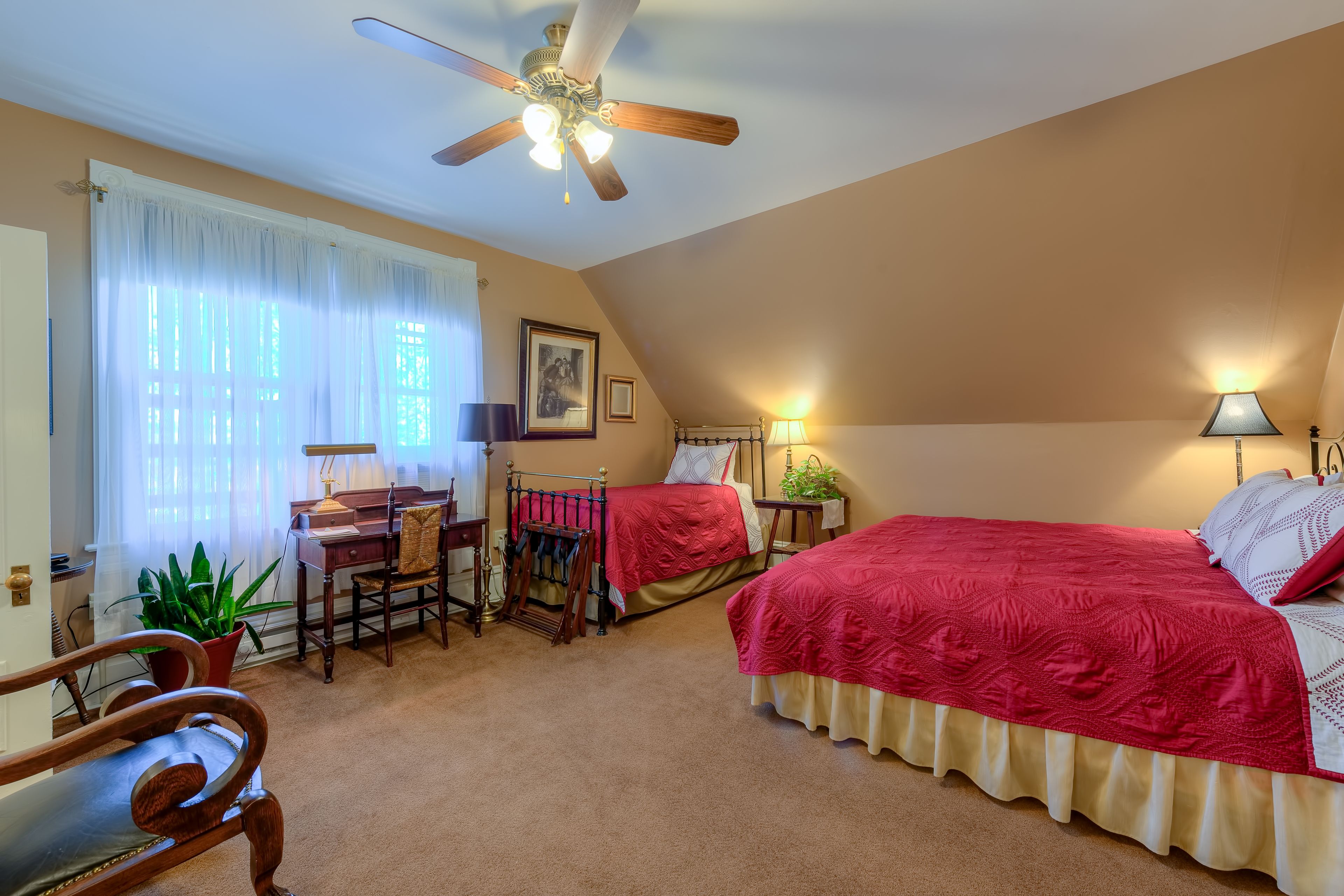 Beth's | Premium bedding, desk, iron/ironing board, free WiFi