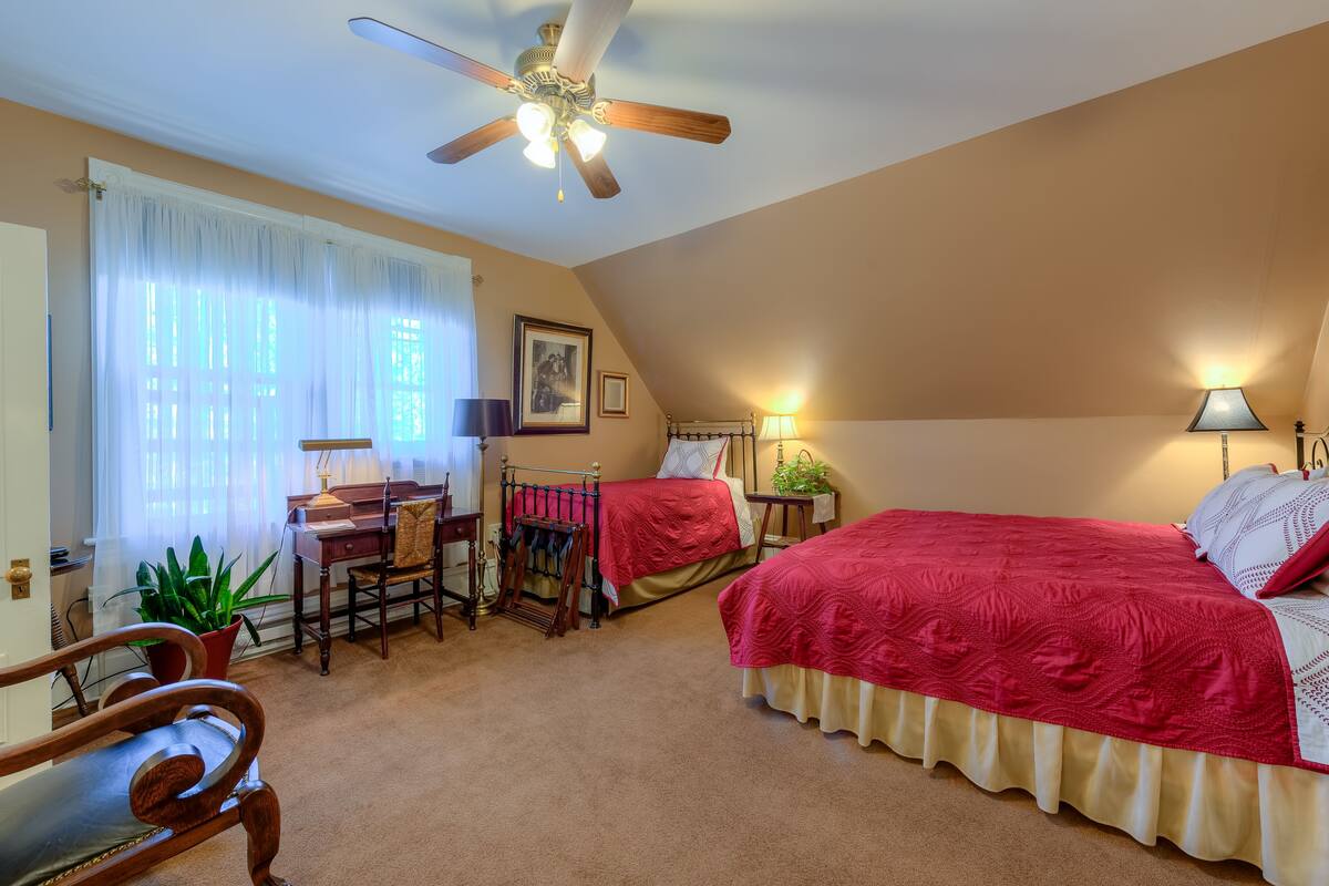 Beth's | Premium bedding, desk, iron/ironing board, free WiFi