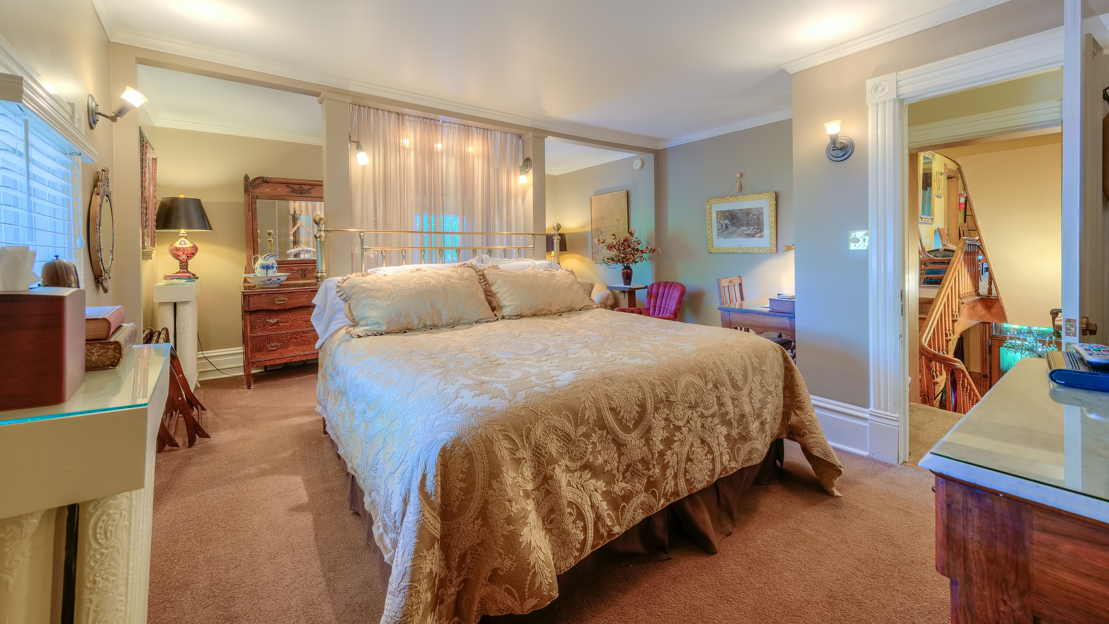 Teddy's Buckaroo | Premium bedding, desk, iron/ironing board, free WiFi