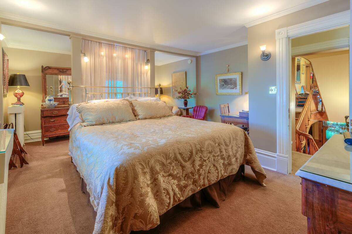 Teddy's Buckaroo | Premium bedding, desk, iron/ironing board, free WiFi