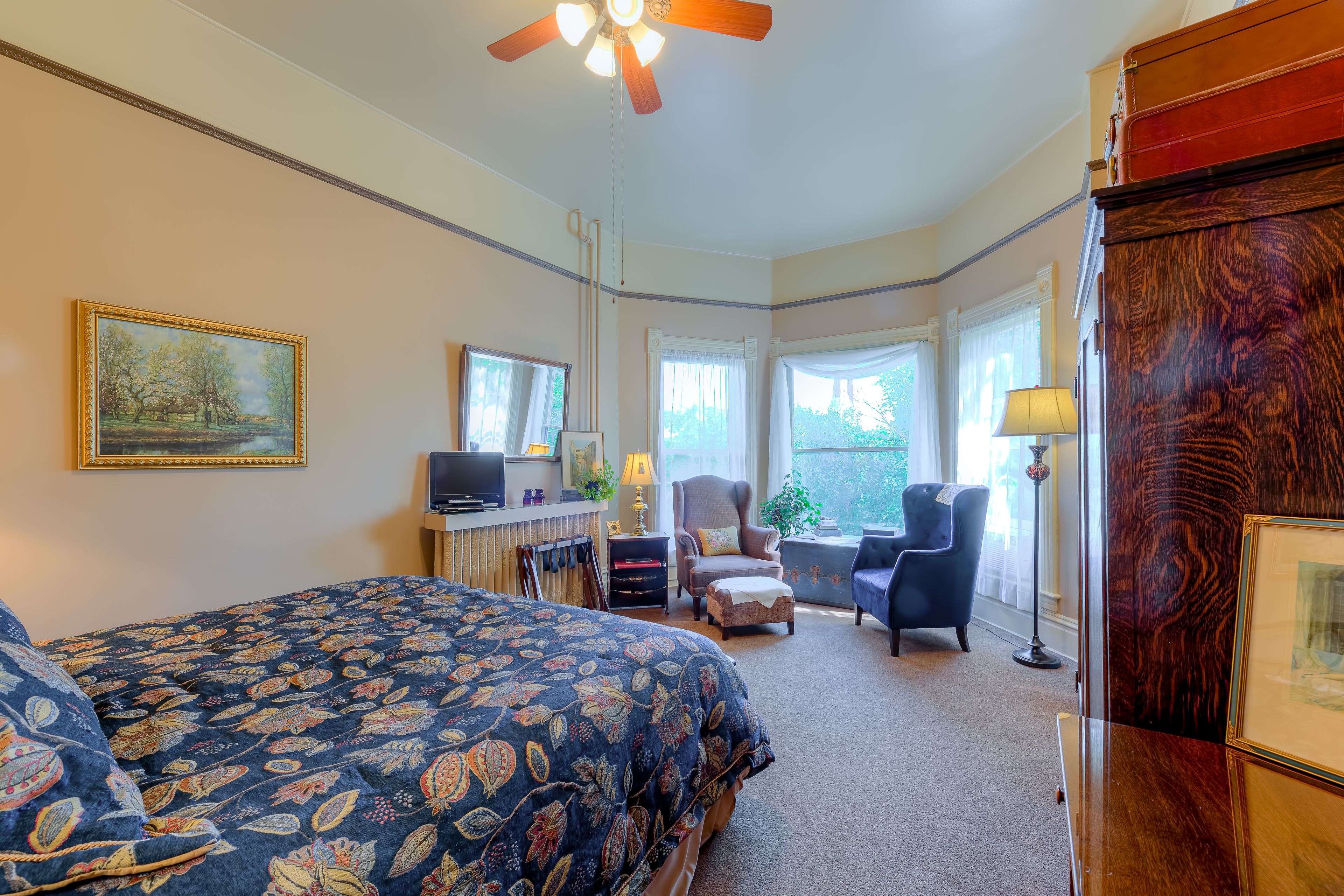 PJ's | Premium bedding, desk, iron/ironing board, free WiFi