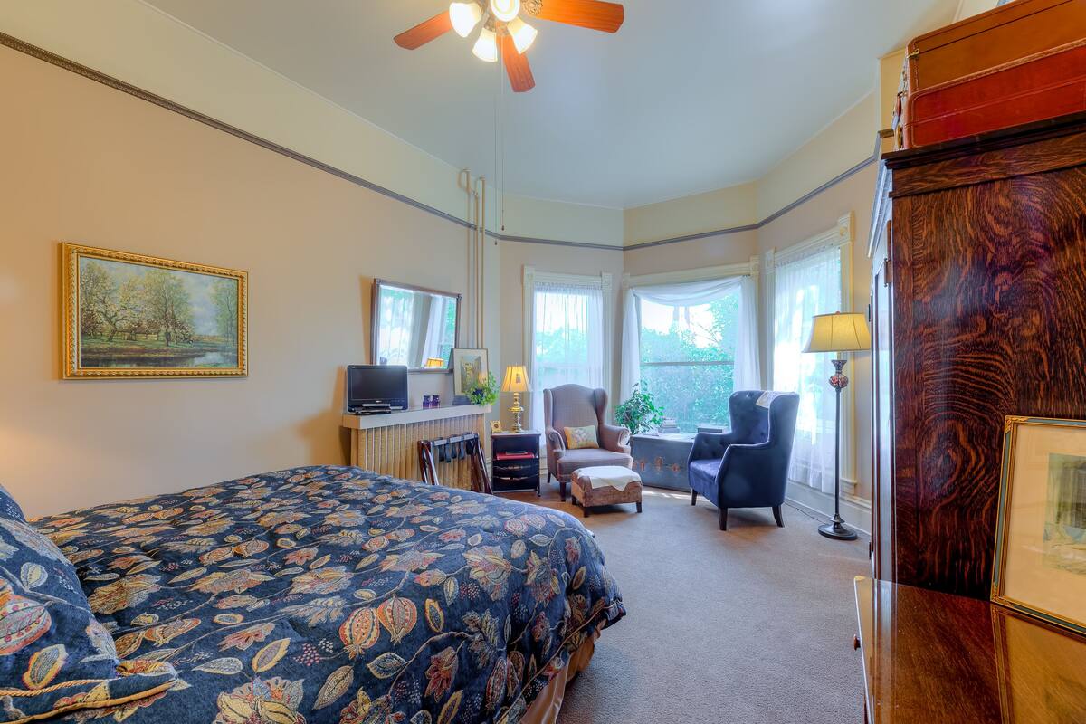 PJ's | Premium bedding, desk, iron/ironing board, free WiFi