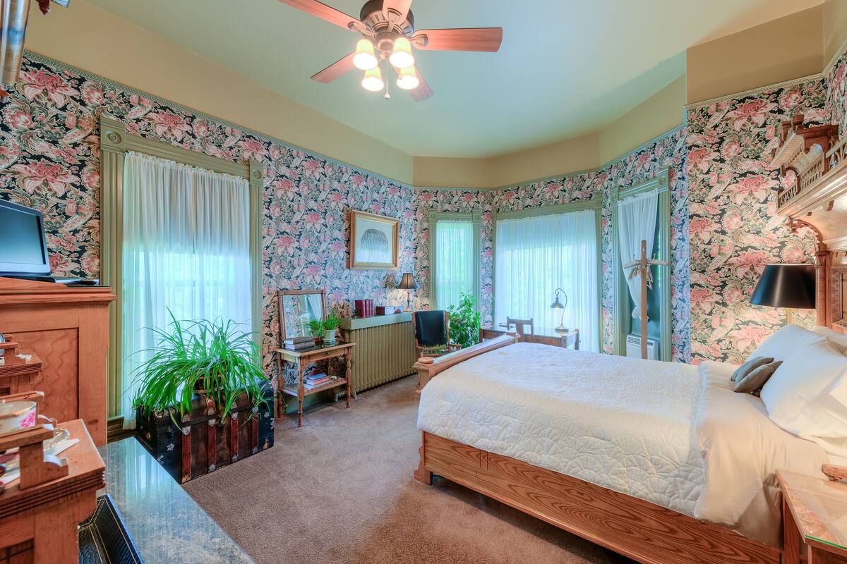 Colonel's | Premium bedding, desk, iron/ironing board, free WiFi