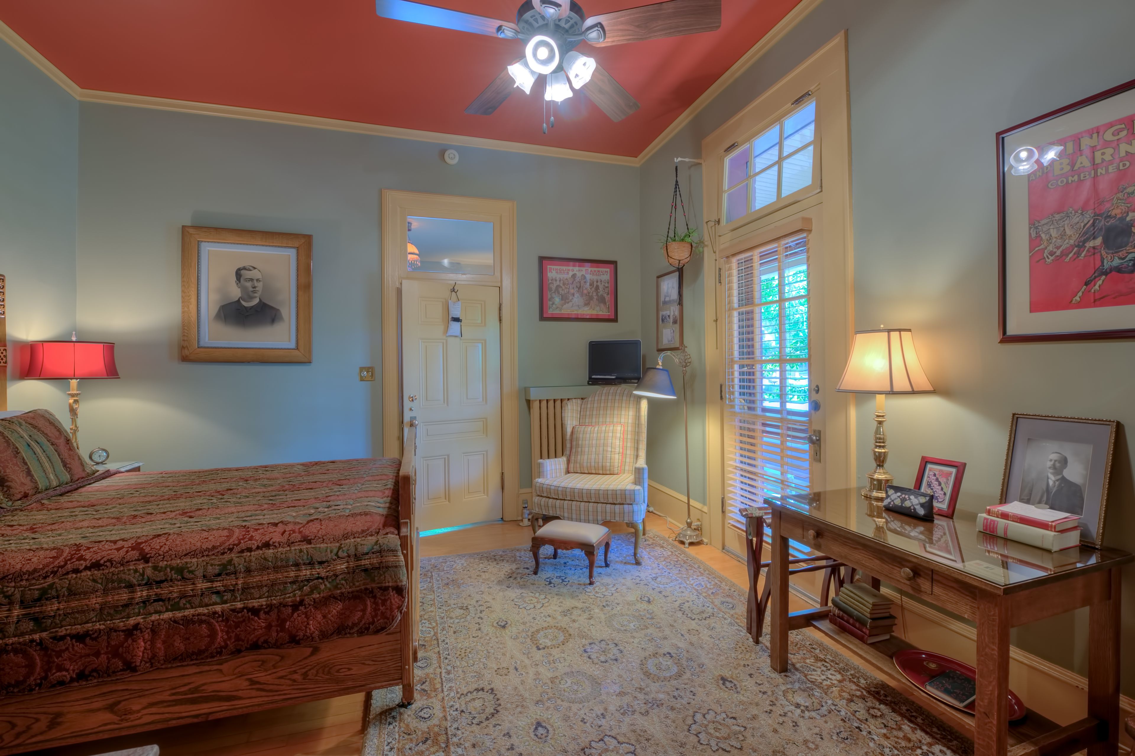 Sanders' Suite | Premium bedding, desk, iron/ironing board, free WiFi