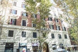 Front of property - Merulana Holidays (Rome)